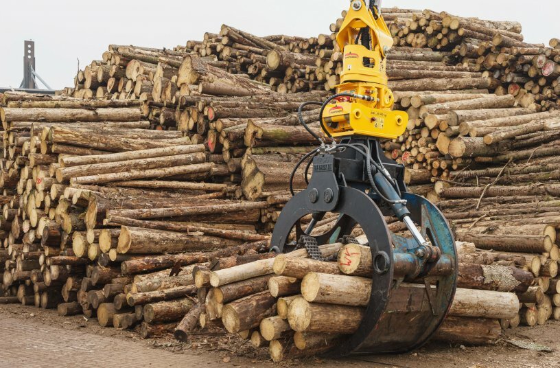 Rundholzumschlag am Konstinkai mit Holzgreifer<br>BILDQUELLE: Kiesel GmbH