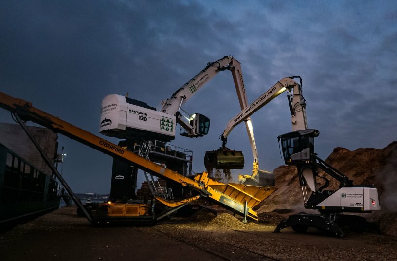 Mantsinen 120R und Fuchs MHL340F im gemeinsamen Einsatz beim Umschlag von Holzhackschnitzel.<br>BILDQUELLE: Kiesel GmbH