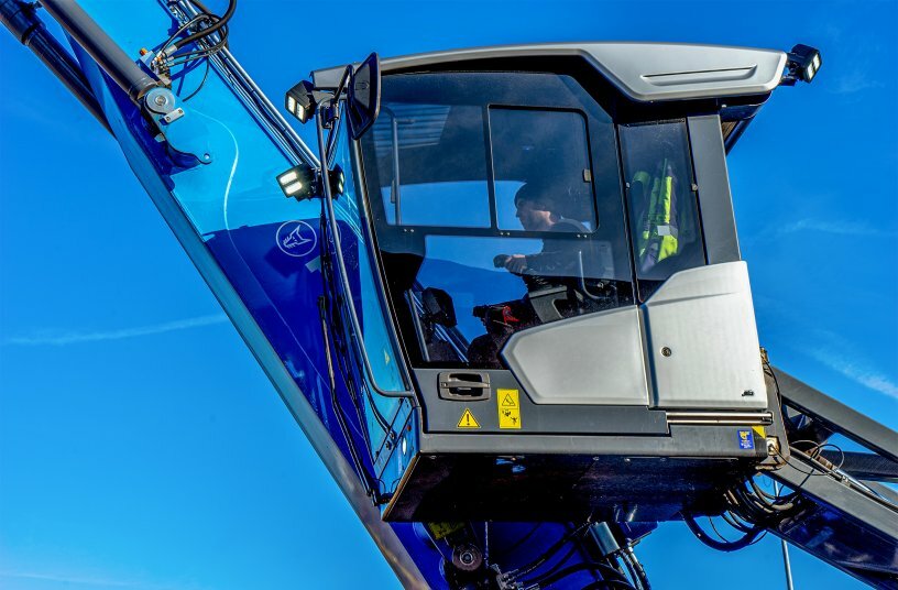 Die Kabine des MHL331F gewährt dem Fahrer beste Sicht und Komfort. <br>BILDQUELLE: Kiesel GmbH