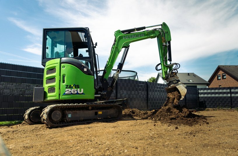 Der neue Hitachi ZX26U mit P-Line Rotationsschnellwechsler. Ganz einfach lassen sich die vielfältigen Aufgaben im GaLaBau erledigen.<br>BILDQUELLE: Kiesel GmbH