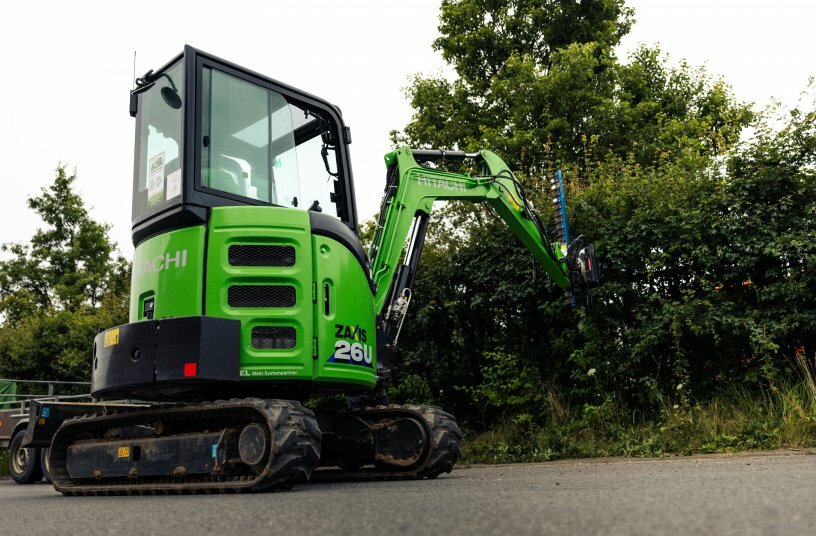 Mit dem Bagger Hecken schneiden und Trimmen sind durch das KTEG P-Line System ein Kinderspiel.<br>BILDQUELLE: Kiesel GmbH