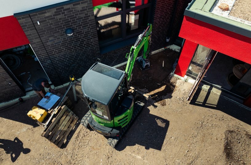 Die Kurzheck-Variante des Hitachi ZX26 setzt in Sachen Kompaktheit noch einmal neue Maßstäbe. So ist Arbeiten auf beengtem Raum kein Problem.<br>BILDQUELLE: Kiesel GmbH