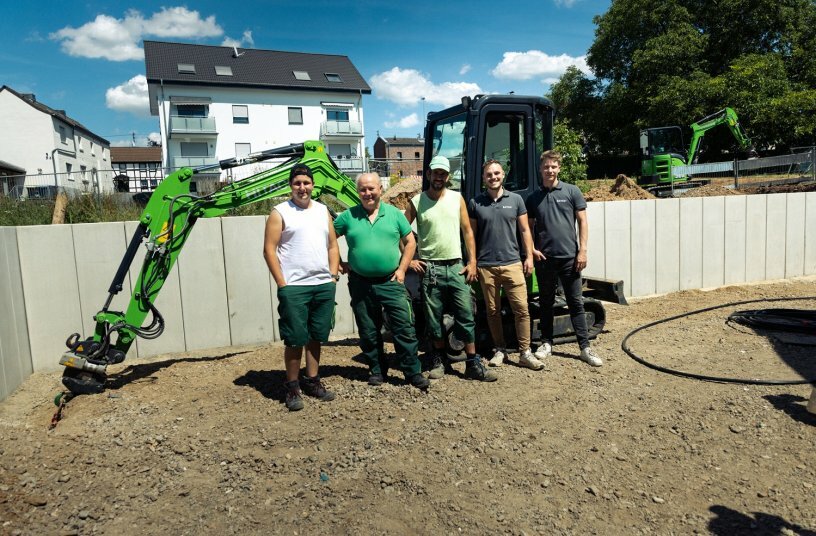 Das Team von GaLaBau Lange vor Ihrem neuen Hitachi ZX26U mit P-Line.Maxe u. Christof Lange mit ihren zwei Mitarbeitern, und Fabian Bodenmüller (Kiesel Produktmanagement) v.l.n.r.<br>BILDQUELLE: Kiesel GmbH