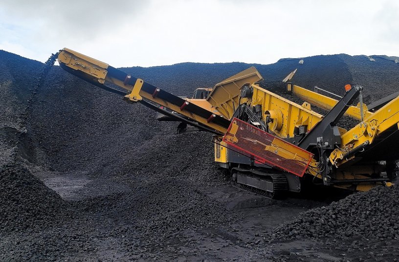 The Keestrack K5e processing coal in Hazira, Gujarat, India at AM/NS India<br>IMAGE SOURCE: KEESTRACK N.V.