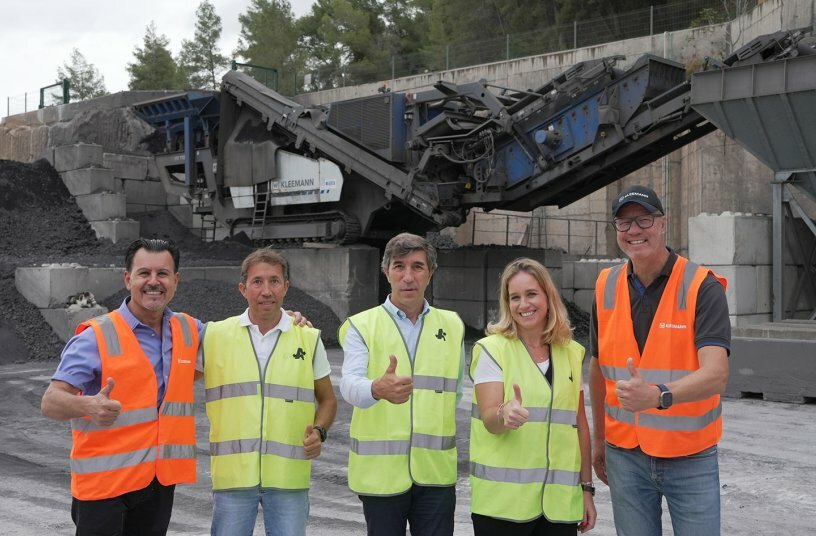 A satisfied team: (l to r) Pablo Fernandez (Sales Consultant EMSA), Oscar Hernandez (Equipment Manager ADEC), Fernando Hernandez (CEO ADEC), Maria Vazquez (Operations Manager ADEC), Markus Krill (Area Sales Manager Kleemann)<br>IMAGE SOURCE: WIRTGEN GROUP