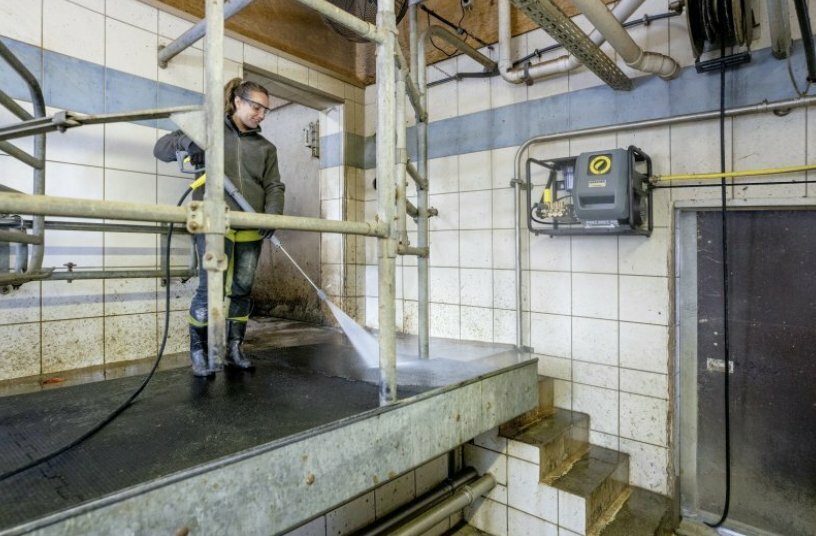 Wall-mounting the machine keeps the workplace tidy at all times. The water supply hose and power cable are neatly routed and do not trail on the floor.<br>IMAGE SOURCE: Alfred Kärcher SE & Co. KG