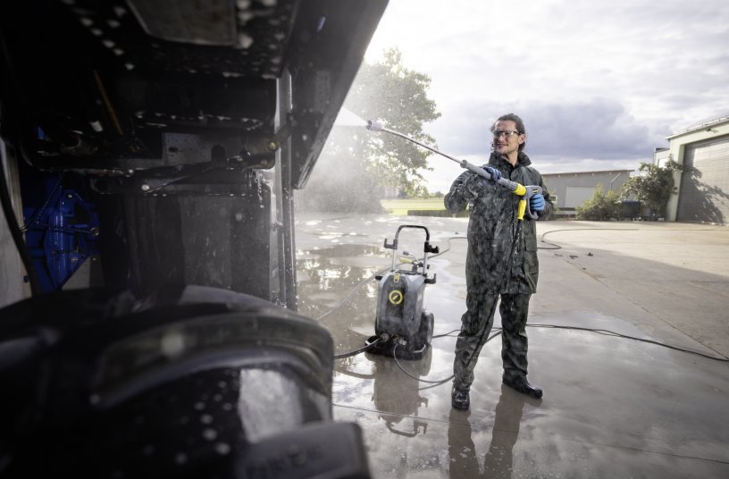 With the servo control feature, users can comfortably adjust the water volume and pressure at the trigger gun<br>IMAGE SOURCE: Kärcher