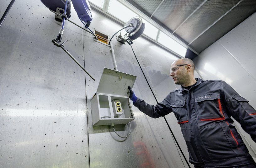 Funktionen wie Heiß- oder Kaltwasser sowie die Zuschaltung von Reinigungsmitteln lassen sich an der Entnahmestelle per Fernbedienung aktivieren.<br>BILDQUELLE: Alfred Kärcher SE & Co. KG