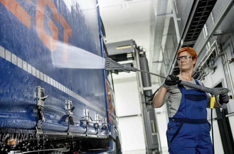 Hartnäckige Verschmutzungen mühelos beseitigen: Anwender in Transportwesen…,<br>BILDQUELLE: Alfred Kärcher SE & Co. KG