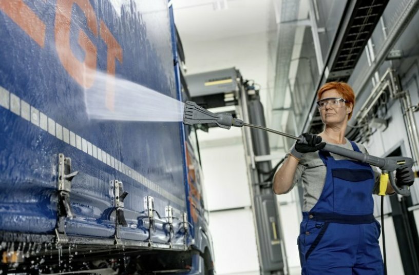 Effortless removal of stubborn dirt: Users in the transport sector…,<br>IMAGE SOURCE: Alfred Kärcher SE & Co. KG