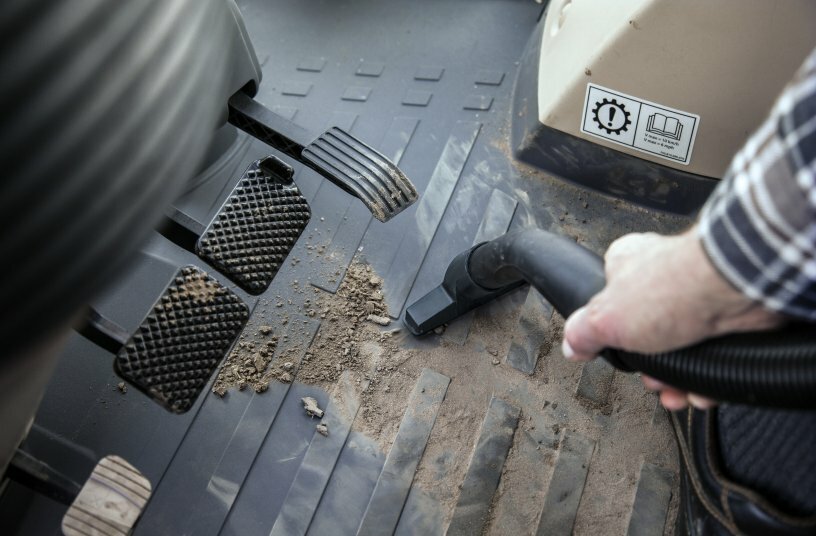 Damit sich Verschmutzungen nicht im Kabinenraum festsetzen, sollten diese mit einem Nass-/Trockensauger entfernt werden.<br>BILDQUELLE: Alfred Kärcher SE & Co. KG