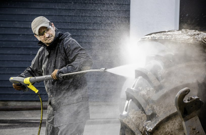 Die intensive Nutzung landwirtschaftlicher Maschinen führt zu starken Verschmutzungen durch Erde, Pflanzenreste, Öle und Fette.<br>BILDQUELLE: Alfred Kärcher SE & Co. KG