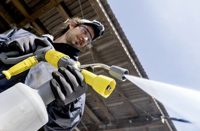 Mit dem passenden Modell kann ohne Sprühlanzenwechsel per Knopfdruck zwischen Hochdruckstrahl und Schaum gewechselt werden.<br>BILDQUELLE: Alfred Kärcher SE & Co. KG