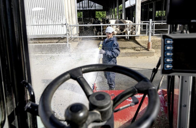 Mit Hilfe von Becher-Schaumlanzen kann Reinigungsmittel ausgebracht werden. Der Schaum wirkt ein und löst Verschmutzungen auf Fahrzeugen effizient.<br>BILDQUELLE: Alfred Kärcher SE & Co. KG