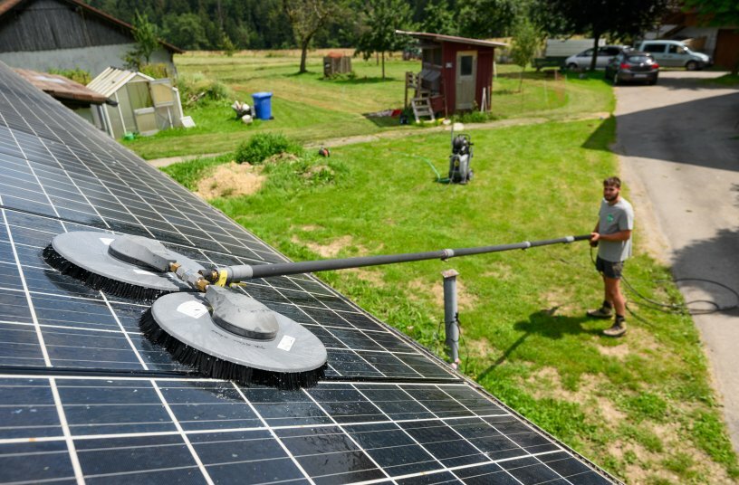 Mit dem iSolar-System und dem Hochdruckreiniger von Kärcher ist die 600 m2 große Photovoltaikanlage des Rief-Hofs nach zwei Stunden makellos sauber und liefert wieder vollen Stromertrag.<br>BILDQUELLE: Alfred Kärcher SE & Co. KG