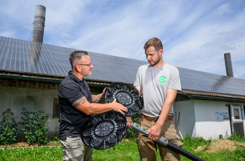 Ludwig Rief (rechts) und Kärcher-Mann Wolfgang Holzwarth im Expertengespräch über das iSolar 800-Bürstensystem, das mit seiner von der DLG zertifizierten Nylon-Beborstung die schonende und gründliche Reinigung der empfindlichen PV-Module sicherstellt.<br>BILDQUELLE: Alfred Kärcher SE & Co. KG