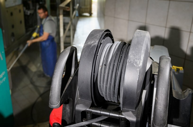 Neu ist die integrierte Schlauchtrommel. Sie erlaubt automatisches Auf- und Abrollen bis zu einem Winkel von 45 °, selbst unter Druck. Rüstzeiten können bis zu 50 % reduziert werden.<br>BILDQUELLE: Alfred Kärcher SE & Co. KG