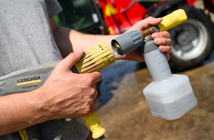 Per schnell verschließendem EasyLock Gewinde wird die Becher-Schaumlanze an der Hochdruckpistole angedockt und macht den Weg frei für das passende Reinigungsmittel.<br>BILDQUELLE: Alfred Kärcher SE & Co. KG