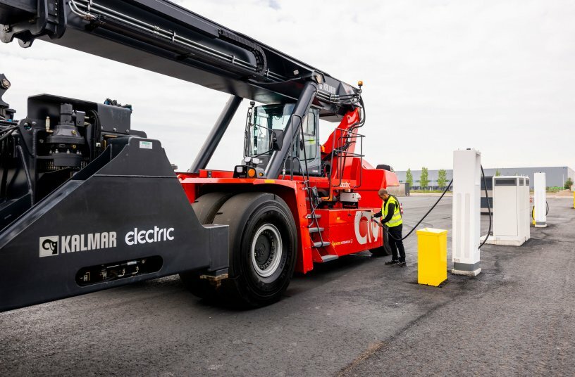 Kalmar electric reachstacker<br>IMAGE SOURCE: Kalmar