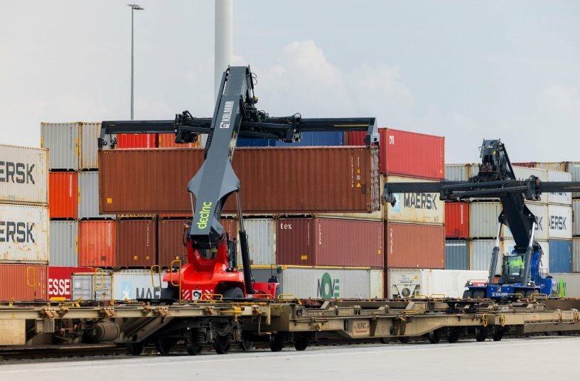 Kalmar electric reachstacker<br>IMAGE SOURCE: Kalmar