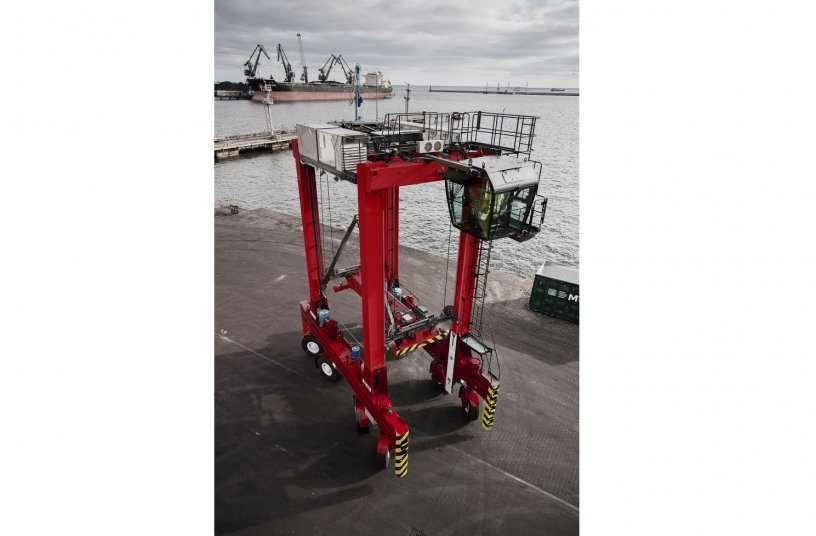 Kalmar Straddle Carrier <br> Image source: Cargotec Corporation; Kalmar 