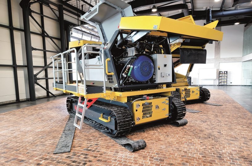 The world's first tracked engine unit M5, with integrated gen set which can feed several electric driven (e-drive or ZERO) machines, resulting in lowest operational costs possible with less emission.<br>IMAGE SOURCE: KEESTRACK N.V.