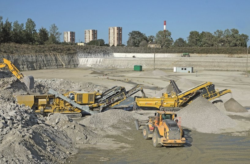 In close vicinity to a residential area,  the plug-in all-electric Keestrack combination of R6e impact crusher and C6e classifier is producing with zero emissions.<br>IMAGE SOURCE: KEESTRACK N.V.