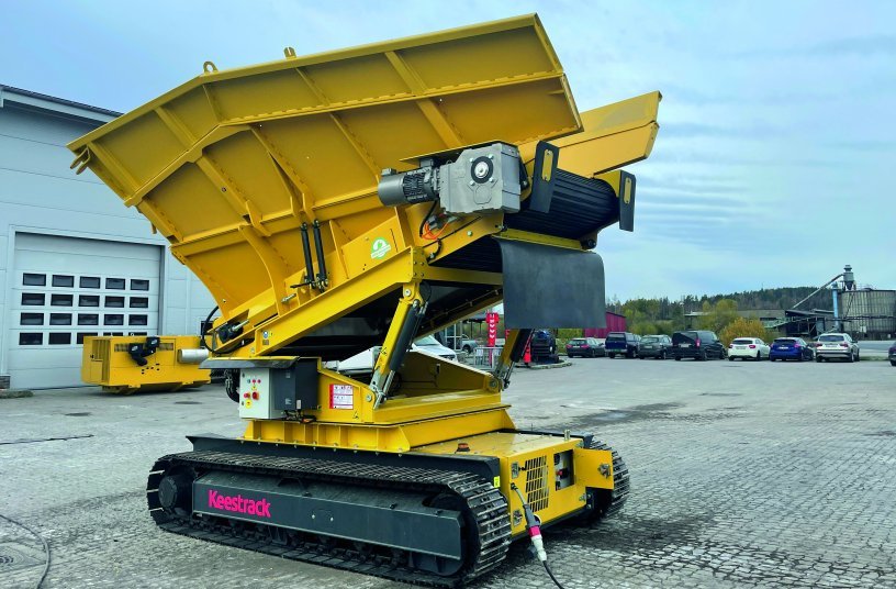 The tracked Apron feeder A6 functions as a buffer with its 15m³ hopper and makes sure the following machine is evenly fed.<br>IMAGE SOURCE: KEESTRACK N.V.