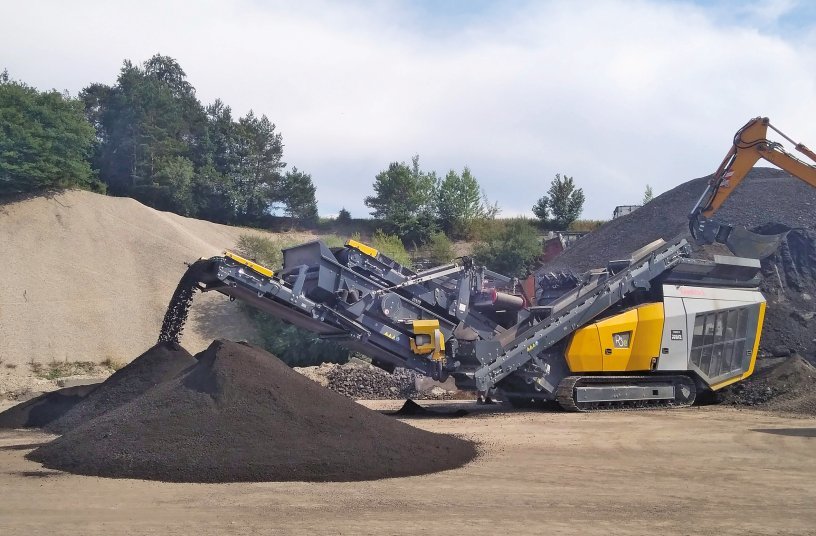 Keestrack R3e mobile impact crusher for aggregates and recycling applications with advanced innovative diesel/electric drive with plug-in functionality <br>Image source: ka68 presse+pr; Keestrack