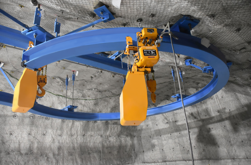The unique nickel-plated KITO load chain is located safely in its steel container. <br> Image source: Kito Europe GmbH