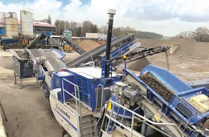 The mobile cone crusher MOBICONE MCO 90i EVO2 from Kleemann is used in combination with the mobile screening plant MOBISCREEN MS 953 EVO for the production of railway ballast and high-grade chippings. <br>IMAGE SOURCE: WIRTGEN GROUP