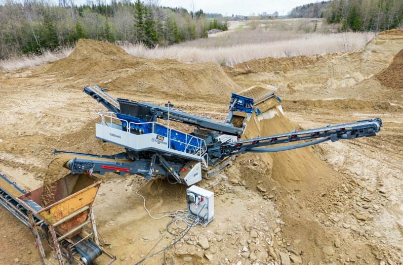 The MOBISCREEN MSC 702i EVO is operated in a silica sand pit in Meßkirch-Rengetsweiler (administrative district of Sigmaringen) purely by electric power. <br>IMAGE SOURCE: WIRTGEN GROUP