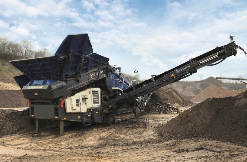 With the well thought-out design of the mobile screen for coarse elements MOBISCREEN MSS  802i EVO, the best possible material flow in natural stone and recycling applications can be guaranteed.<br>IMAGE SOURCE: WIRTGEN GROUP
