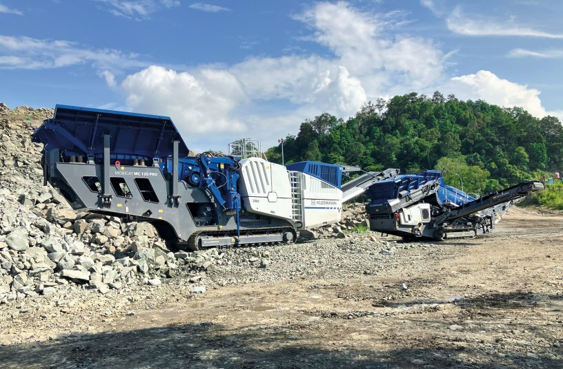 Ein eingespieltes Team: Verketteter Anlagenzug bestehend aus MOBICAT MC 120 PRO und MOBISCREEN MSS 802 EVO von Kleemann.<br>BILDQUELLE: WIRTGEN GROUP