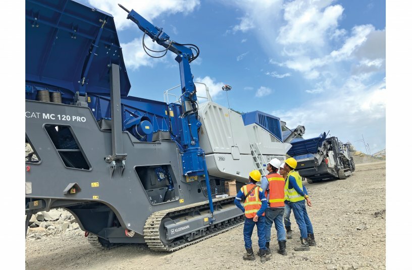 Praktische Einweisung und Testläufe direkt auf der Baustelle.<br>BILDQUELLE: WIRTGEN GROUP