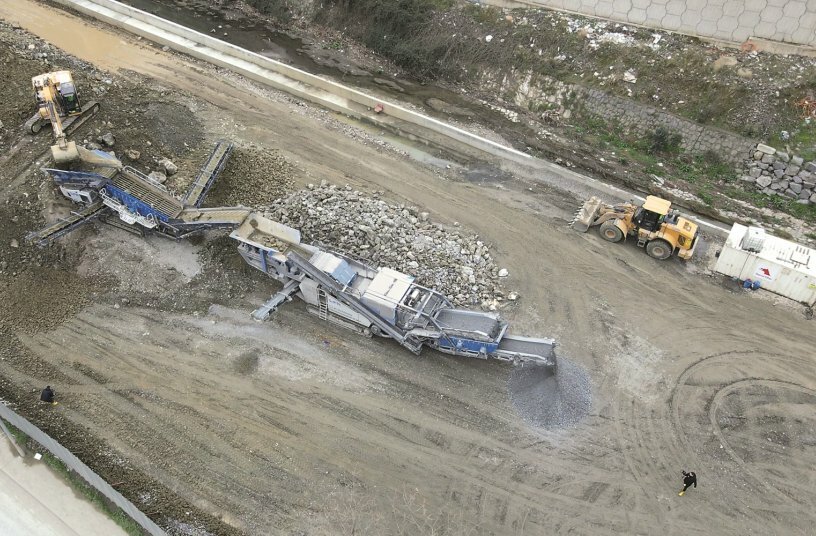 Plant train consisting of MOBIREX MR 130i EVO2 and MOBISCREEN MSS 802i EVO during material processing for concrete production and road substructures.<br>IMAGE SOURCE: WIRTGEN GROUP