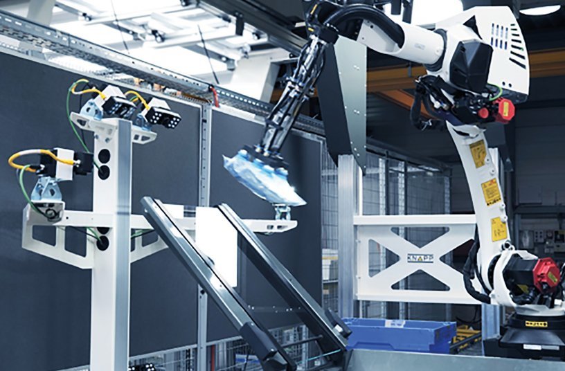 GXO Logistics, einer der größten Logistikdienstleister der Welt, setzt auf den intelligenten Pick-it-Easy Robot und die vollautomatische Taschenbefüllung. Seit Juli dieses Jahres ist die neueste Generation der Roboterstation im Fulfillment Center von GXO in den Niederlanden im Einsatz <br>BILDQUELLE: ©KNAPP/Niederwieser