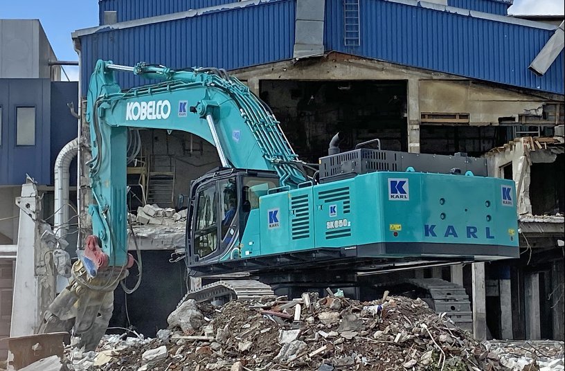 Seit April 2020 arbeitet der neue 85-Tonnen-Bagger Kobelco SK850LC-10E im Abbrucheinsatz für die süddeutsche Karl-Gruppe mit Hauptsitz in Innernzell. <br> Bildquelle: Kobelco