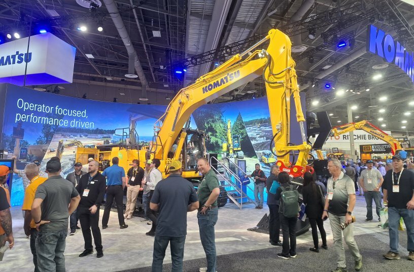 Komatsu PC220LCi-12 crawler excavator<br>IMAGE SOURCE: LECTURA GmbH