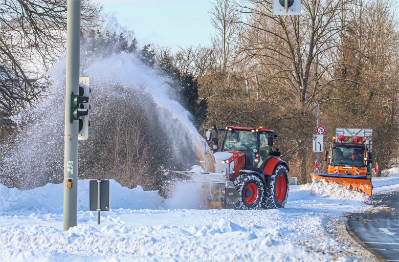 In Zusammenarbeit mit anderen Räumfahrzeugen befreiten der Kubota M7 und die österreichische Schneefräse die Bundesstraße 217 in Springe restlos vom Schnee. <br> Bildquelle: KUBOTA (Deutschland) GmbH 