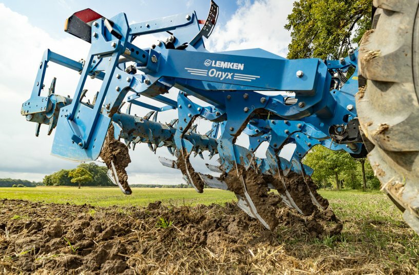 The mixing coulter with wings and the double spiked roller ensure the desired working result at a working depth of up to 40 cm.<br>IMAGE SOURCE: LEMKEN