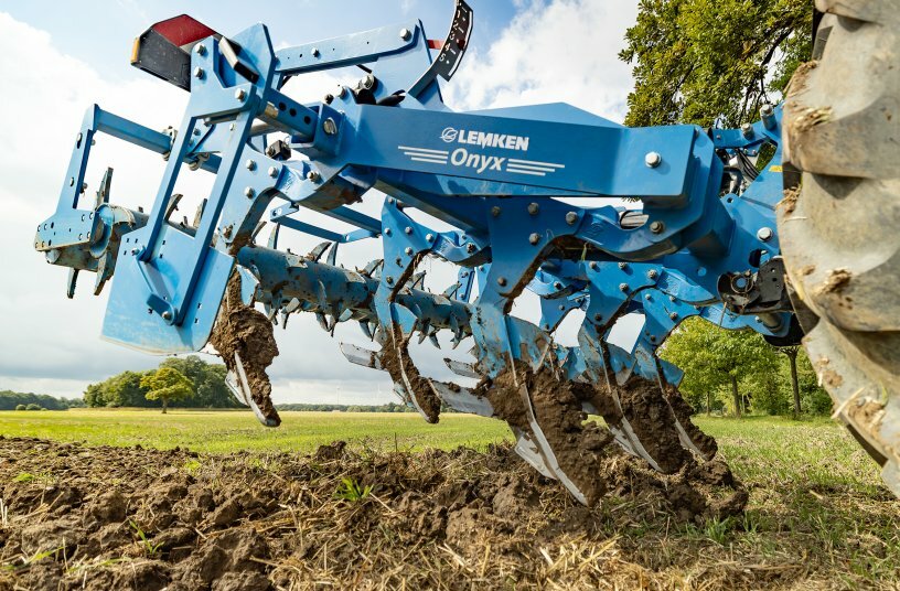 The mixing share with wings and the double spiked roller ensure the desired working result up to a working depth of 40 cm.<br>IMAGE SOURCE: LEMKEN GmbH & Co. KG