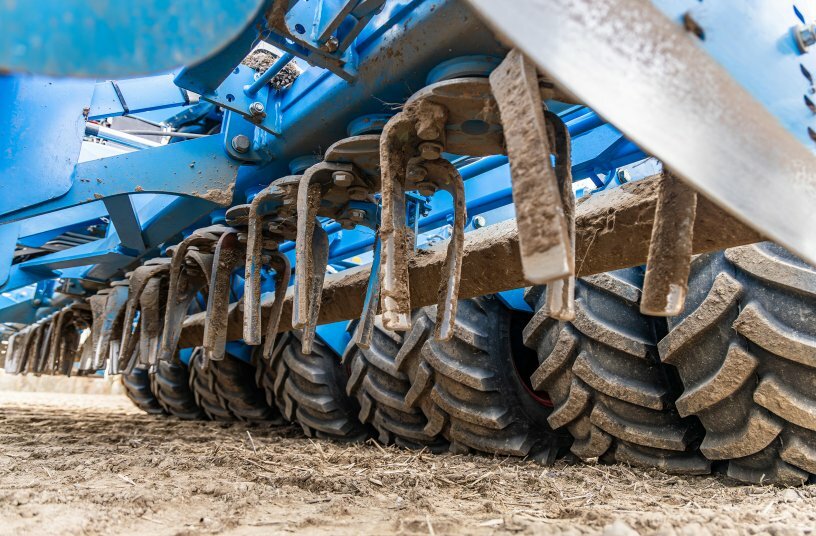 The high-performance LEMKEN Zirkon power harrow ensures a perfect soil structure for subsequent seed placement.<br>IMAGE SOURCE: LEMKEN GmbH & Co. KG