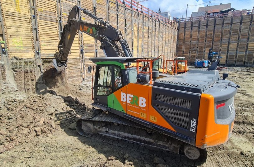 To install the "Berlin shoring" in Leonberg, Germany, specialists from the Swabian demolition and earthworks company BERB used a KEMROC KRD 120 drum cutter attachment mounted on the company's own 26 ton excavator.  <br>IMAGE SOURCE: KEMROC Spezialmaschinen GmbH