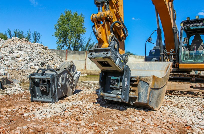 Im Alltag läuft nicht immer alles perfekt. Der SQ70/55 sorgt dafür, dass Anbaugeräte auch dann problemlos gewechselt werden können, wenn sie nicht in der idealen Position liegen.<br>BILDQUELLE: Lehnhoff Hartstahl GmbH