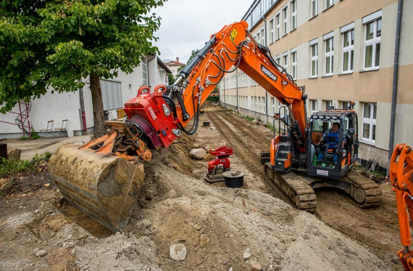 Das Standardwerkzeug am Stiel bekommt durch die Kombination mit einem Lehnhoff Rotatorschnellwechsler völlig neuen Handlungsspielraum.<br>BILDQUELLE: Lehnhoff Hartstahl GmbH