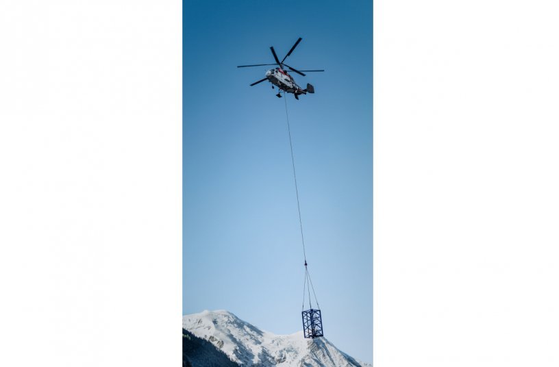 The helicopter transported components from their delivery location to the site on Mont Blanc.<br>IMAGE SOURCE: Liebherr-International Deutschland GmbH