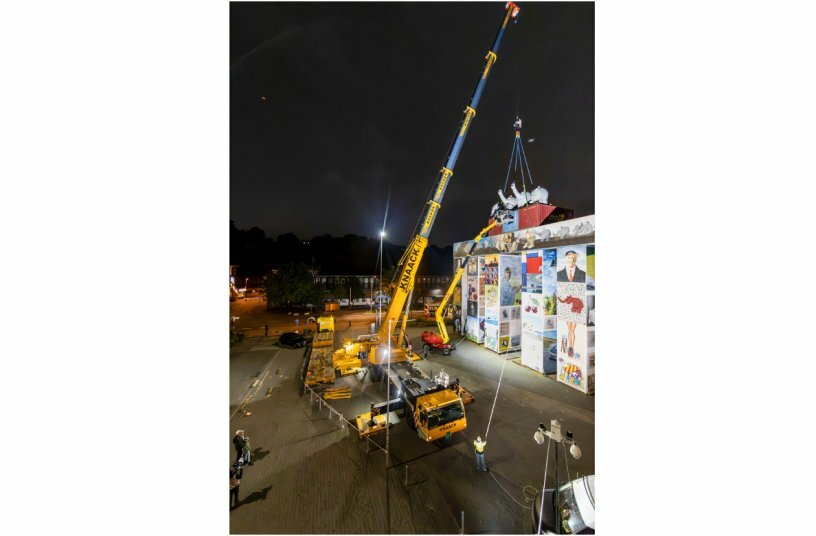 Crowned with four Ottifants: The Global Gate is the world’s largest mobile work of art.<br>IMAGE SOURCE: Liebherr-Werk Ehingen GmbH