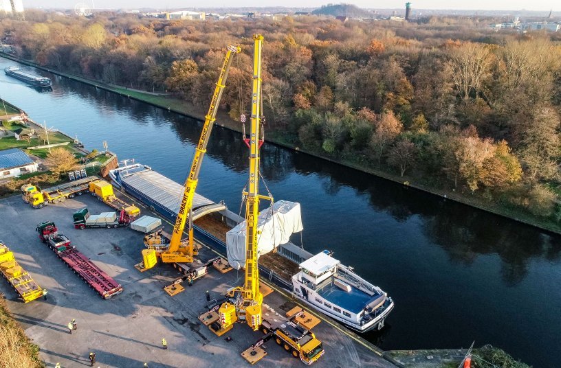 The crane operators unload the turbine from the barge in Oberhausen and slew the heavy load between the two cranes. <br> Image source: Liebherr-Werk Ehingen GmbH 