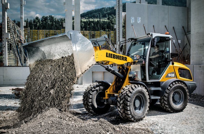 The new Liebherr L 508 compact loader on a construction site. The L 508 compact is now larger and wider. <br> Image source: Liebherr-International Deutschland GmbH 